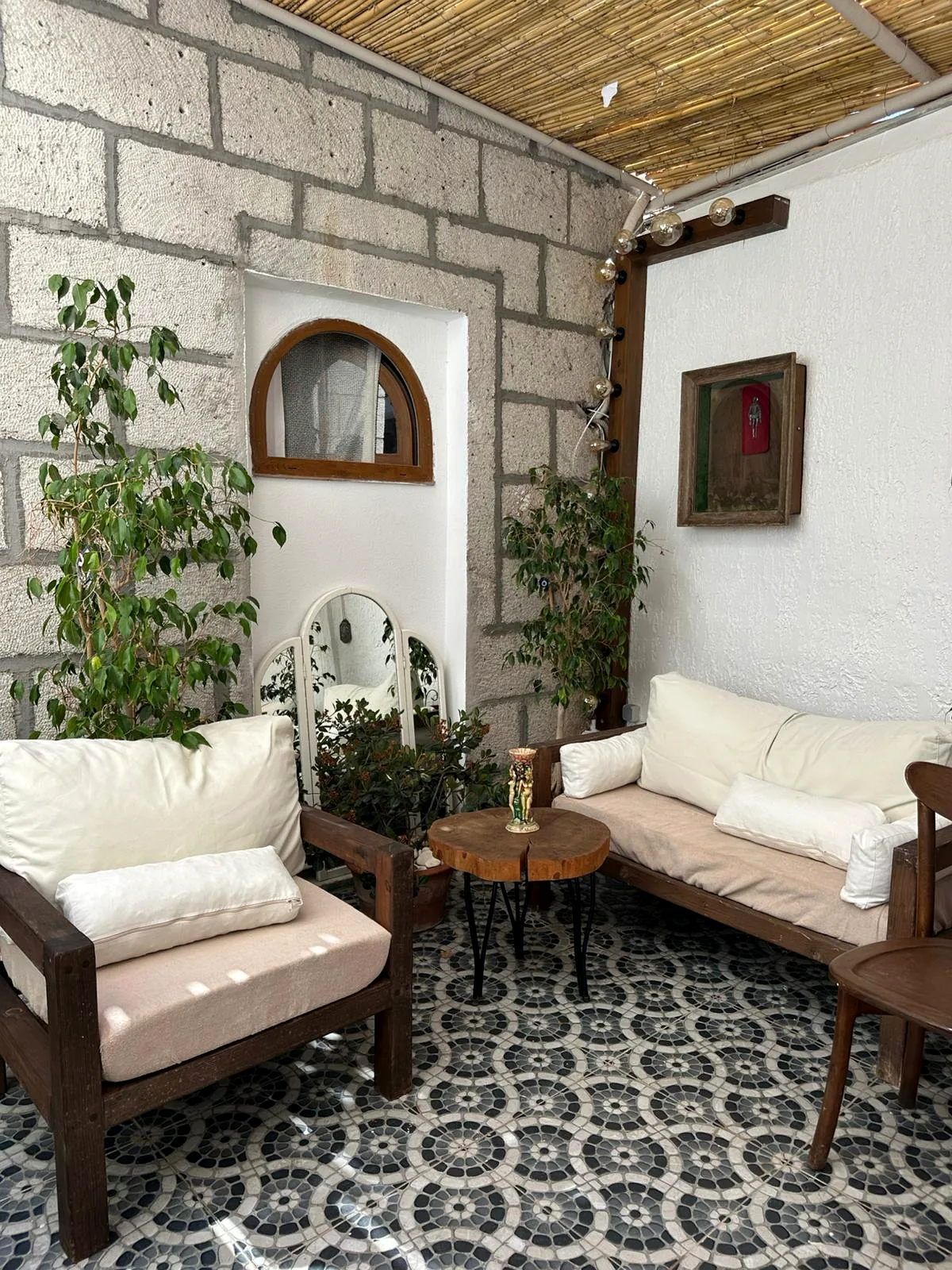 Antik House 1880 avlu dinlenme alanı